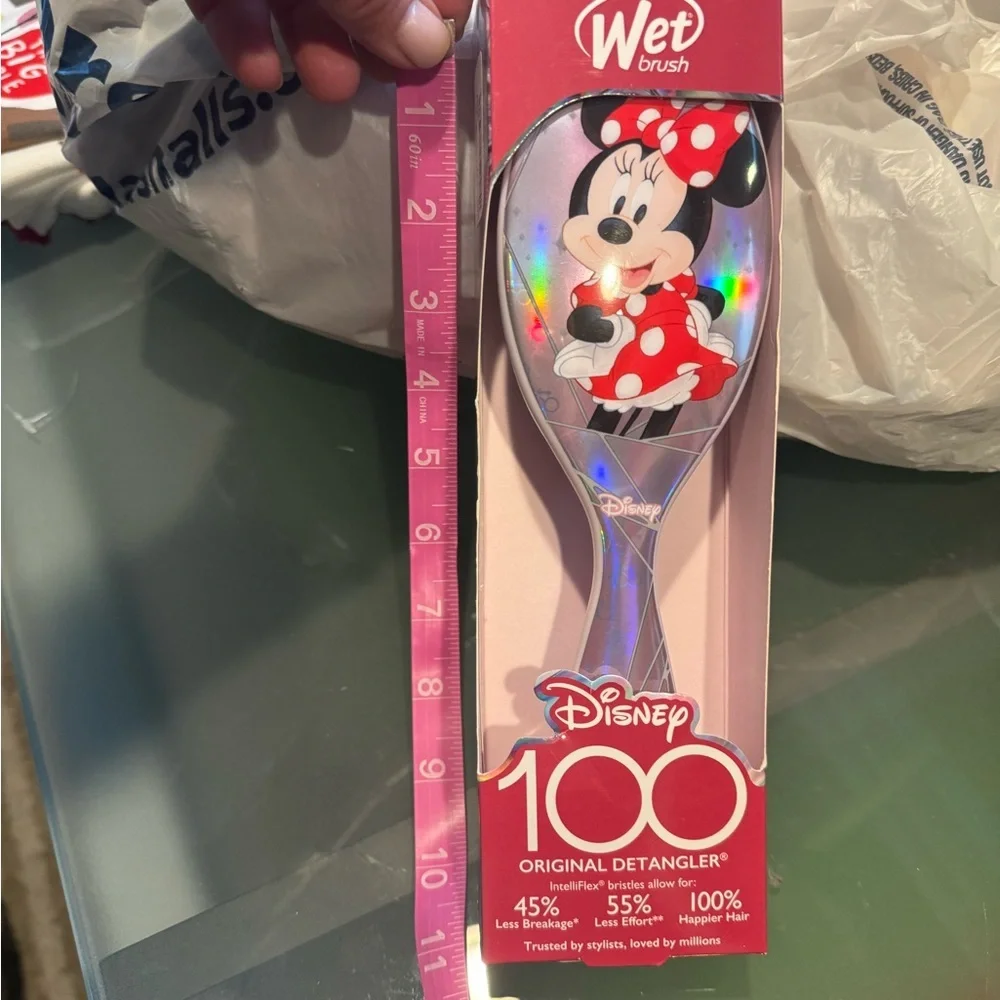 Minnie Mouse detangler WET BRUSH- 100 yr collectible series! Zoom in for more❤️: